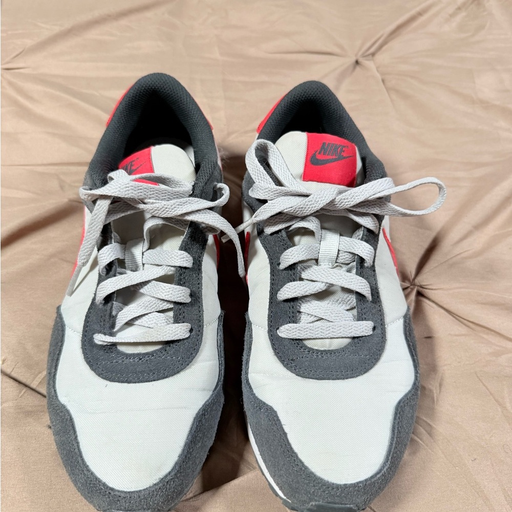 Nike Men’s White, Gray & Red Retro Sneakers